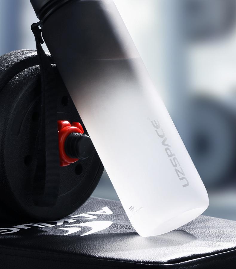 High-Value Gradient Water Bottle: Portable Plastic Cup for Sports & Fitness - Unisex Design for Summer Students & Trendsetters