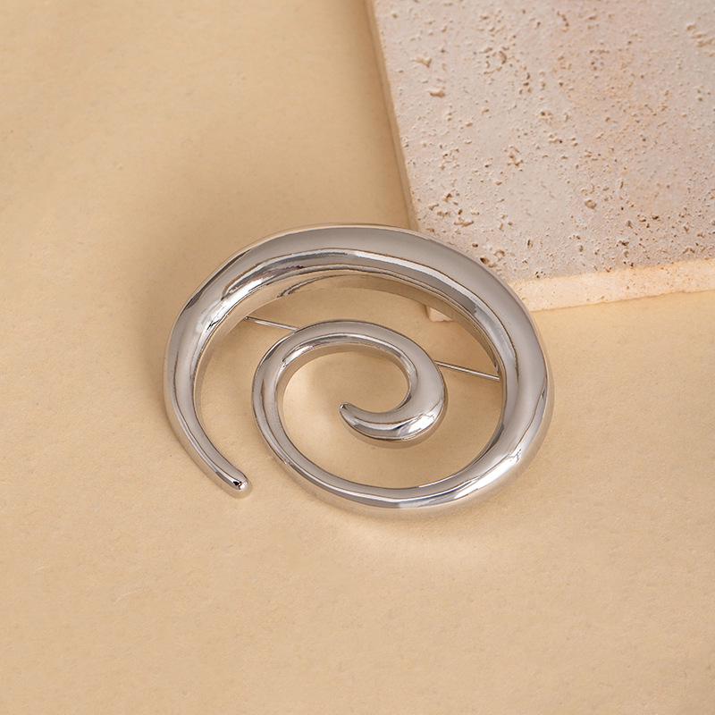 European Retro Geometric Swirl Brooch: Luxurious Rotating Metal Design