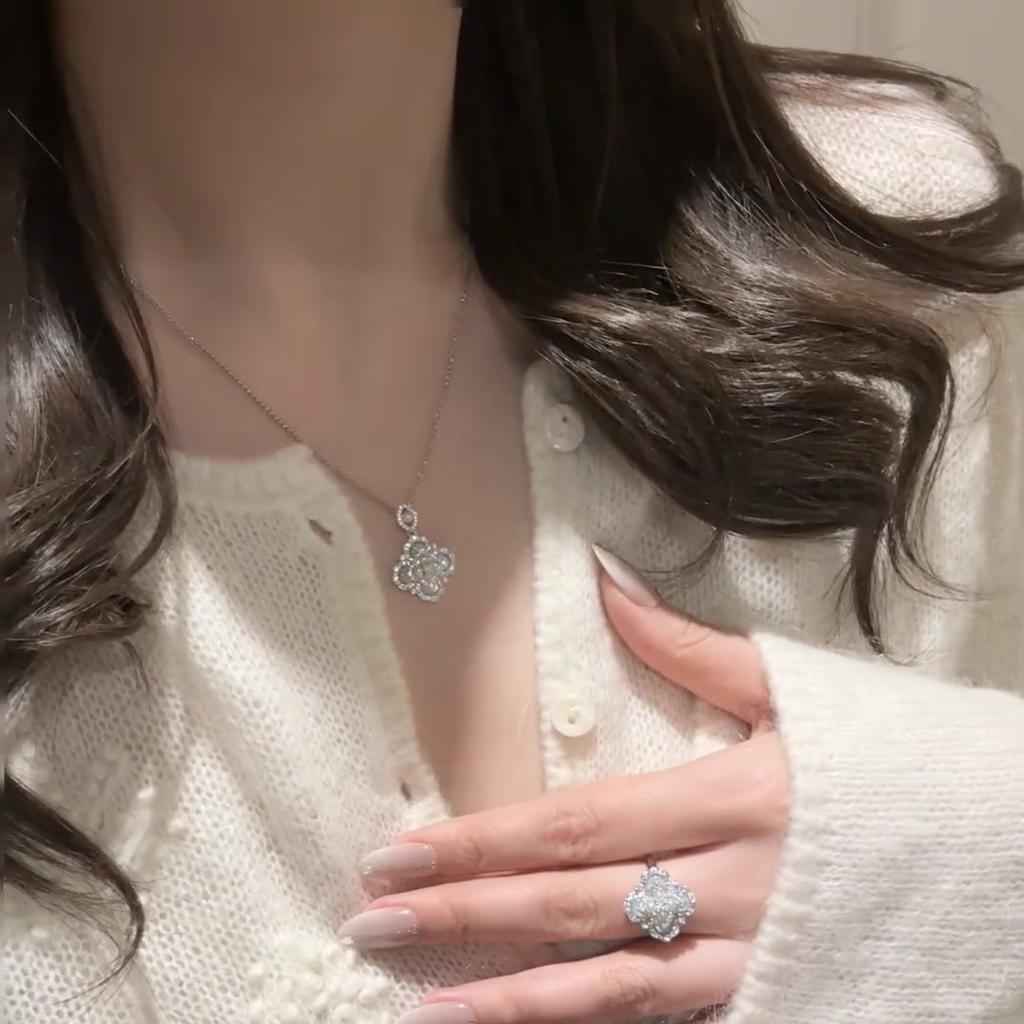 Leichter Luxus Retro Nationaler Trend Weißer Opal Perle Vierblättriges Kleeblatt Halskette Ohrstecker Exquisites Temperament Vielseitiges Set