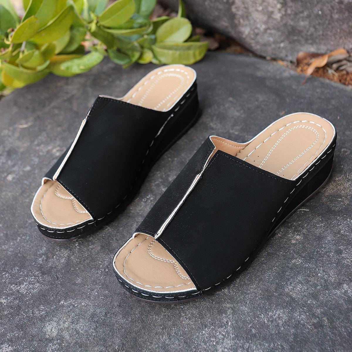 

Весенние и летние новые классные тапочки для женщин, удобный покатый каблук, толстая подошва, простые и повседневные уличные тапочки 39 чёрный