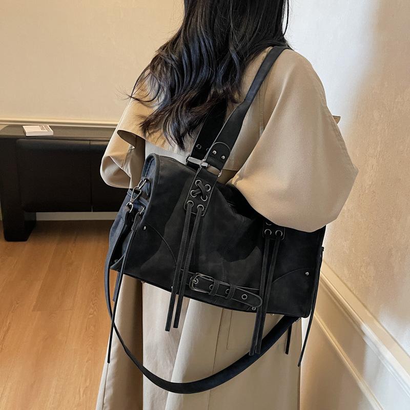 Large-capacity Retro Crossbody Bag for Fashionable Travel and Outings