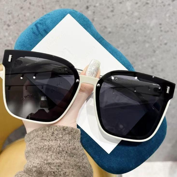 

Женские квадратные черные поляризационные солнцезащитные очки 2025 года, летняя защита от УФ-лучей, стройнящий дизайн для круглых лиц Single Pair Sunglasses