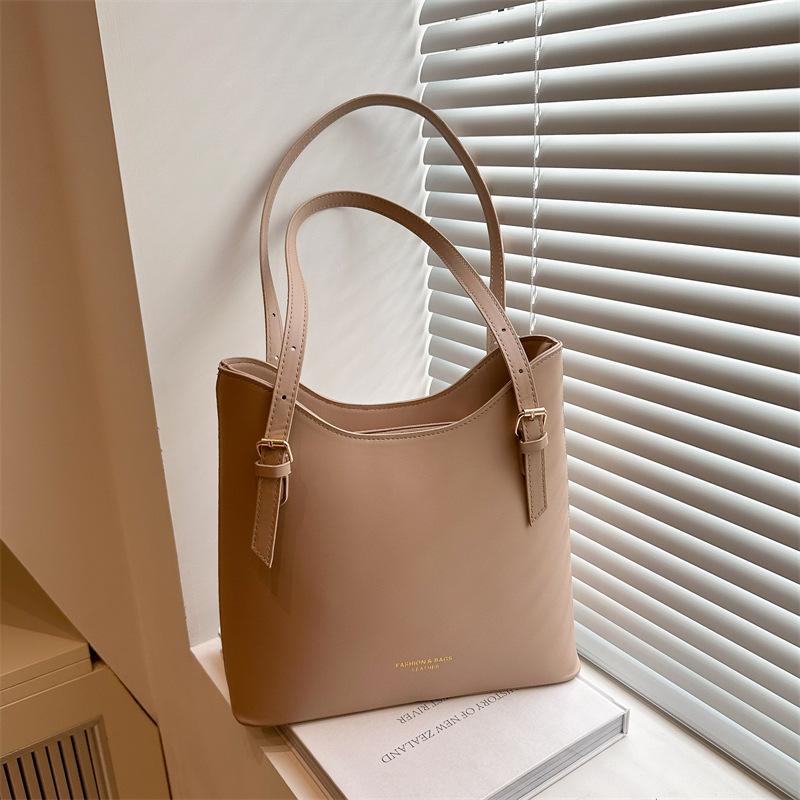 

Tote bag women s 2025 new spring and summer fashion versatile commuter large-capacity bucket bag small shoulder bag women хаки