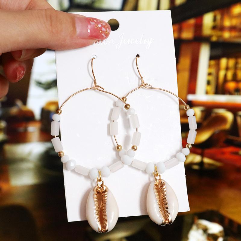 Pendientes de concha marina Zoshi para mujer, color dorado, modernos pendientes colgantes de concha de cauri de metal, joyería de playa de verano.