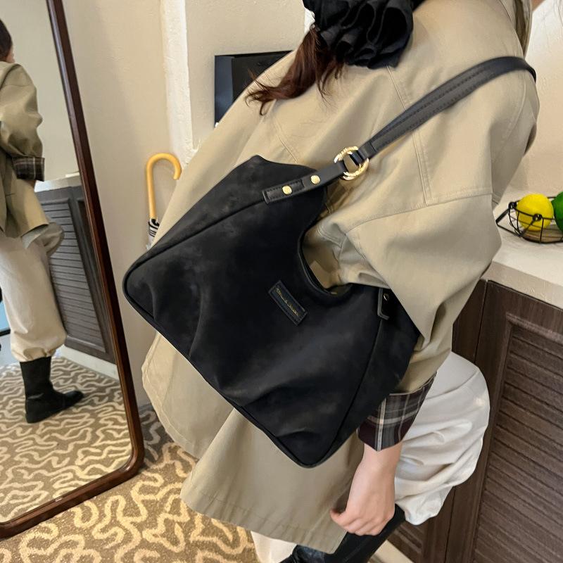 Large-capacity bag women's autumn and winter versatile 2025 new simple pleated shoulder bag popular commuter tote bag this year