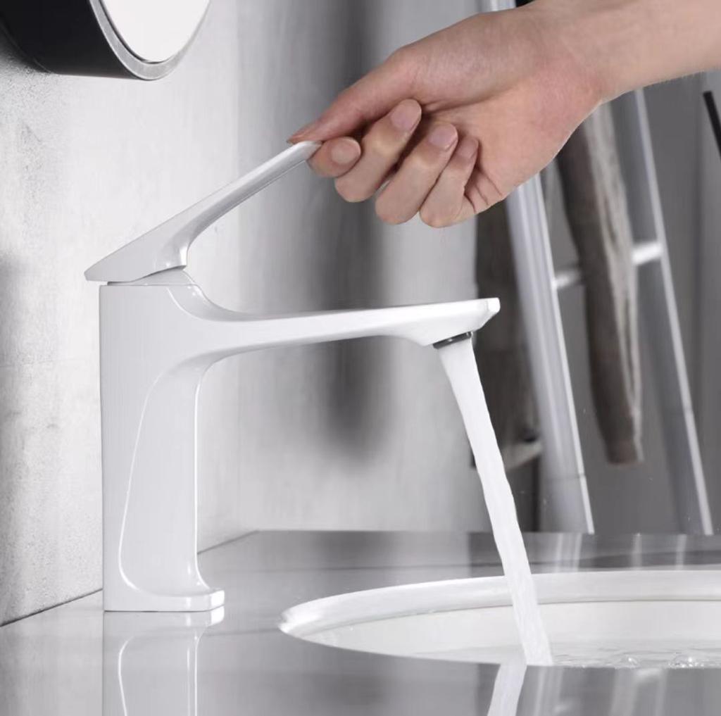 Brass Core Modern Bathroom Sink Faucet Single Handle Deck Mounted Wash Basin Water Tap Hot And Cold Mixer