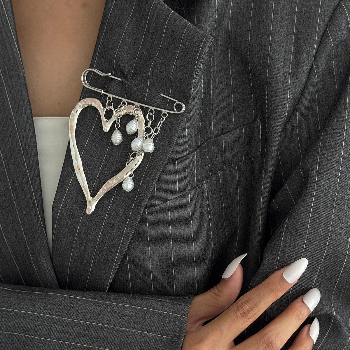 Преувеличенная французская лавовая брошь-сердце с жемчужной цепочкой-кисточкой