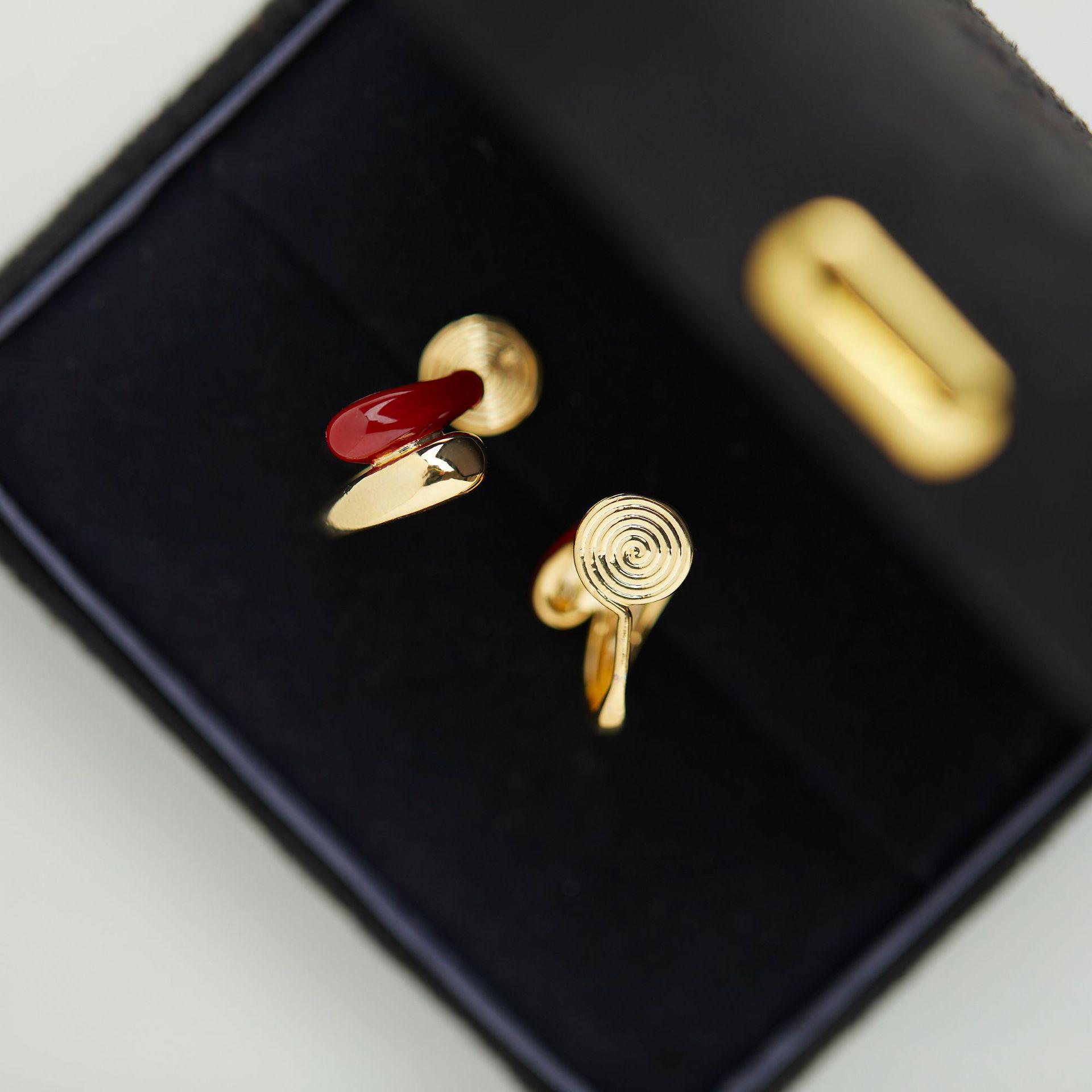 

Счастливый Кои 2024: Новогодние каффы для ушей - Простой офисный дизайн на клипсах. Не требуется пирсинг.