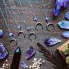 Charm Goth Silberfarbe Sichel Unregelmäßig Lila Natürlicher Kristall Anhänger Halskette für Frauen Halloween Mystischer Hexen Schmuck