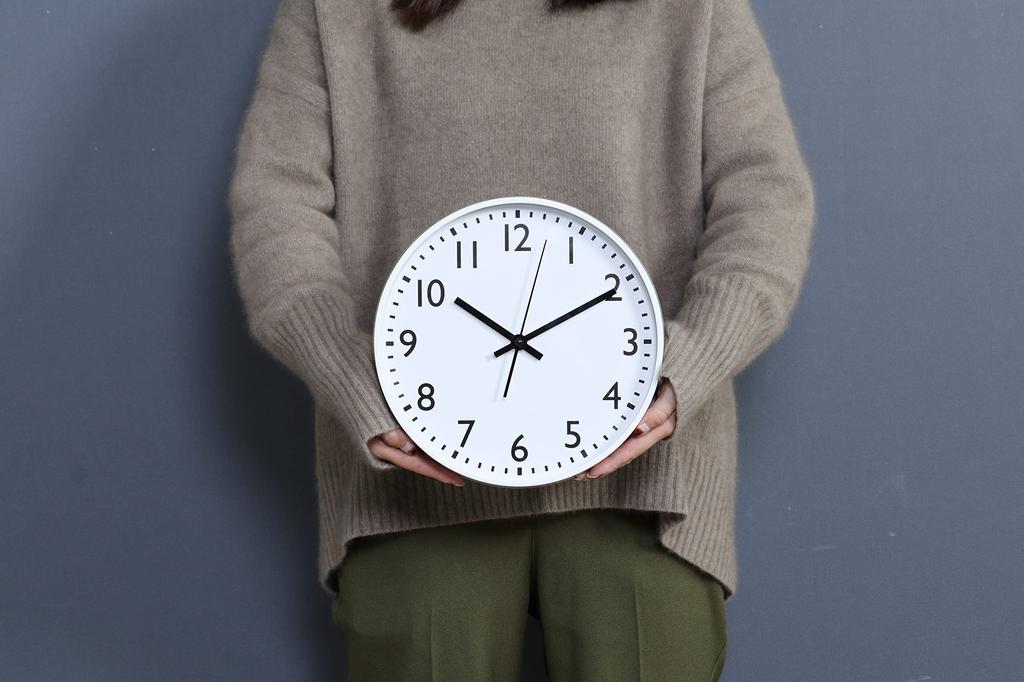 Fujiboeki Wanduhr Breite 25 x Tiefe 4 x Höhe 25 cm Weiß Leise Durchgehender Sekundenzeiger Einfach 37859 Klein