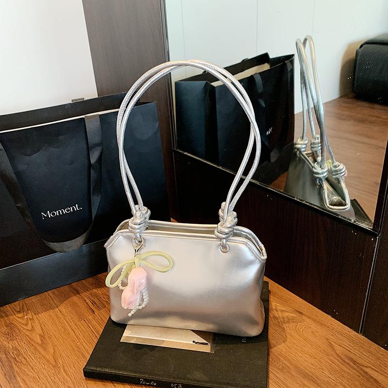 

Нишевая сумка женская новая летняя популярная модная универсальная сумка через плечо повседневная сумка-багет для通勤 серебряный