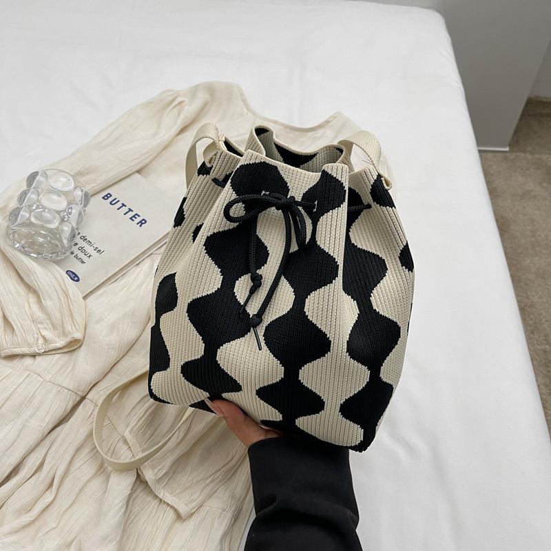 2026 Trendy Personality Daily Heart Pattern Canvas Simple Women s Shoulder Bag Crossbody Bag Drawstring Bag чёрный 990₽