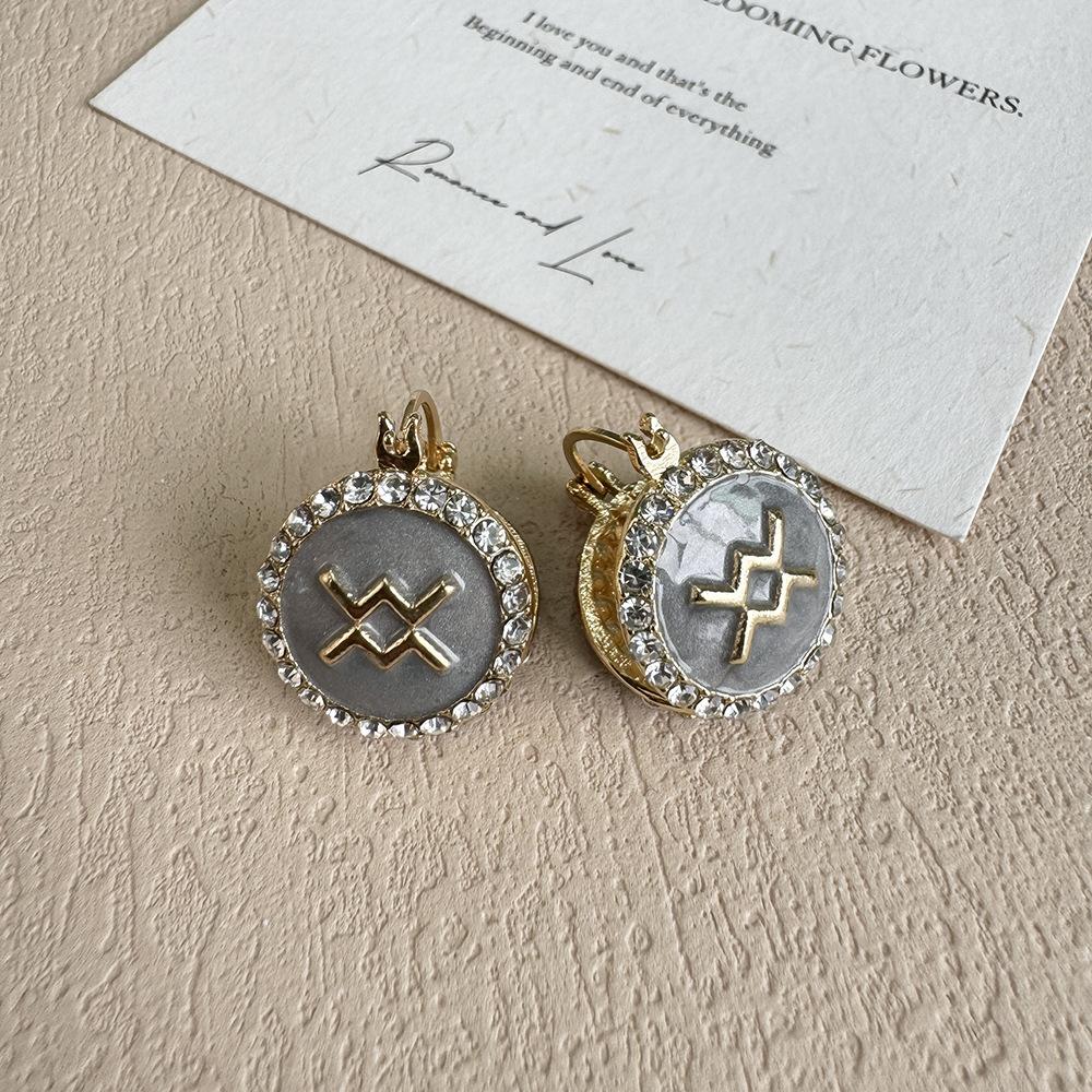 

Легкие роскошные серьги высокого класса с геометрическим созвездием, нишевый дизайн, капающая нефть, пряжка для ушей, французские ретро-легкие роскошные серьги для женщин