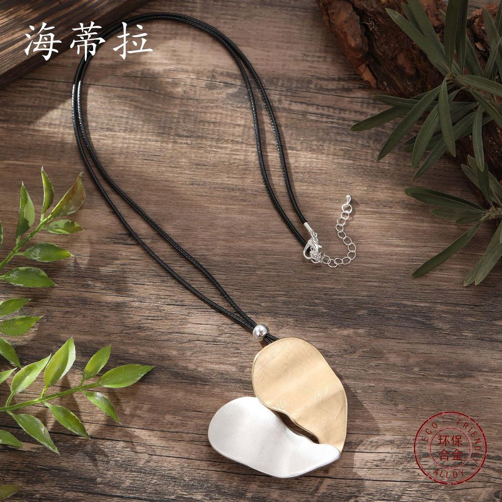 New Two-color Brushed Love Leather Rope Long Pendant, Personalized and High-end Women's Heart-shaped Sweater Chain Necklace