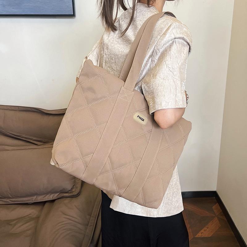 2025 Autumn and Winter Fashion Lingge Casual Fashion Women's Bag Large Capacity Tote Bag Commuter Shopping Bag College Student Bag