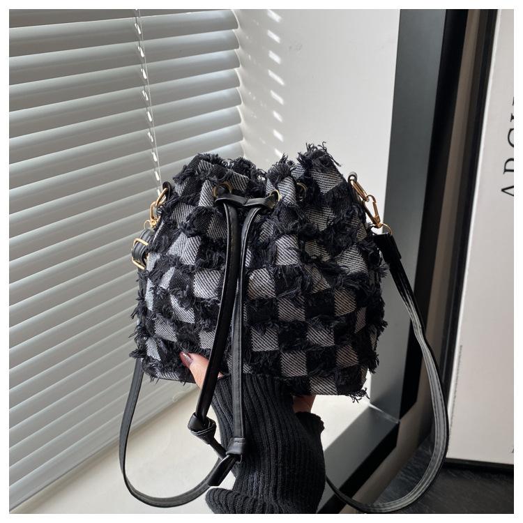 2025 Spring New Large-capacity Fashion Design Shoulder Leisure Bag Women's Tide Simple Commuter Portable Bucket Bag