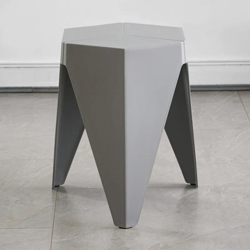 Nordische Kunststoffhocker können gestapelt und mit verdickten Gummihockern aufgestellt werden. Einfache und moderne Esszimmerhocker für den Haushalt