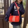 Mini-Duffle-Tasche aus Nylon mit drei vertikalen Streifen, verstellbarer breiter Gurt, lässige Sport-Umhängetasche für tägliches Fitness-Reisen