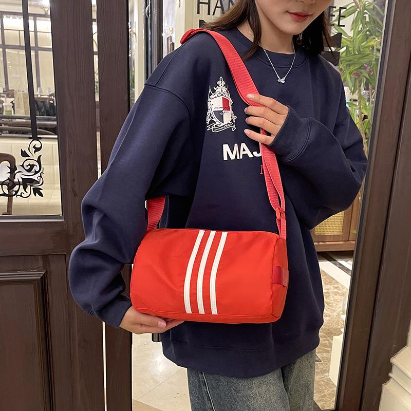 Mini-Duffle-Tasche aus Nylon mit drei vertikalen Streifen, verstellbarer breiter Gurt, lässige Sport-Umhängetasche für tägliches Fitness-Reisen