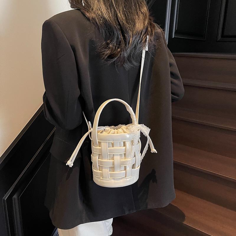Korean version of niche hand-carried bucket bag women's 2025 spring trendy versatile fashion woven bag foreign-style oblique shoulder bag
