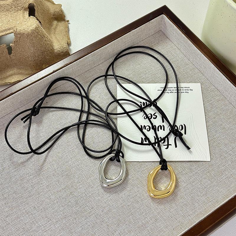 Retro Alloy Pendant Necklace with O-Shaped Chain