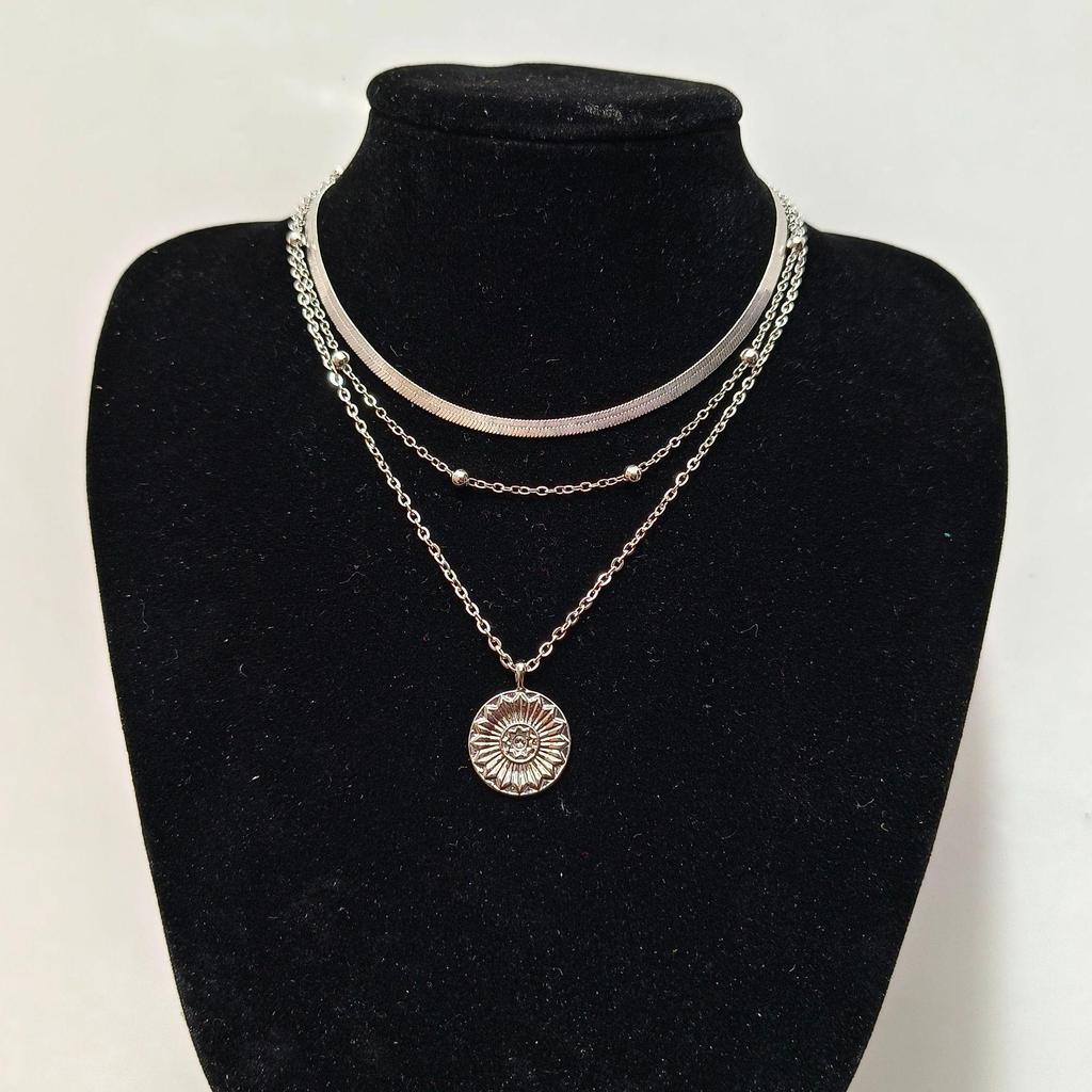 Chunky Lotus Pendant Necklace: Trendy Multilayer Choker with Alloy for European & American Styles