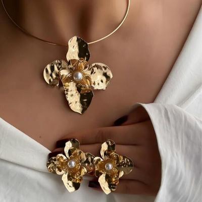 European & American Irregular Floral Jewelry Set for Women Fashion Minimalist Metal Pearl Decor Choker Necklace and Earrings Set