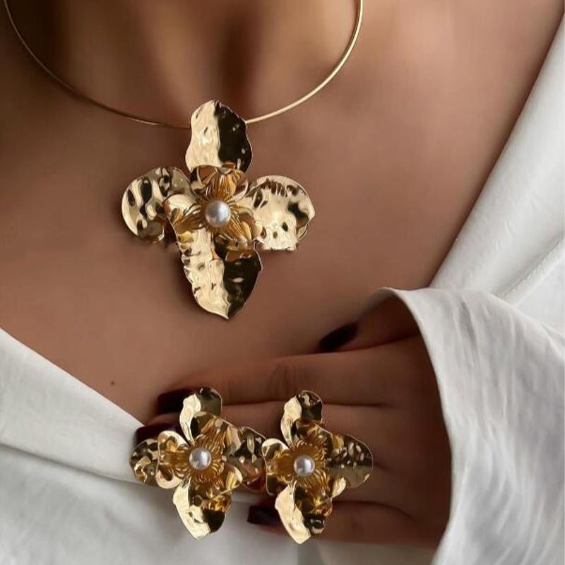 

European & American Irregular Floral Jewelry Set for Women Fashion Minimalist Metal Pearl Decor Choker Necklace and Earrings Set