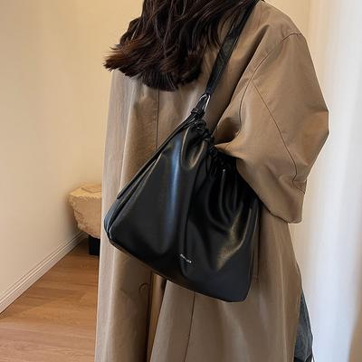 Popüler çanta kadın büyük kapasiteli 2025 yeni moda çok yönlü omuz çapraz çanta dokulu pileli kova çanta