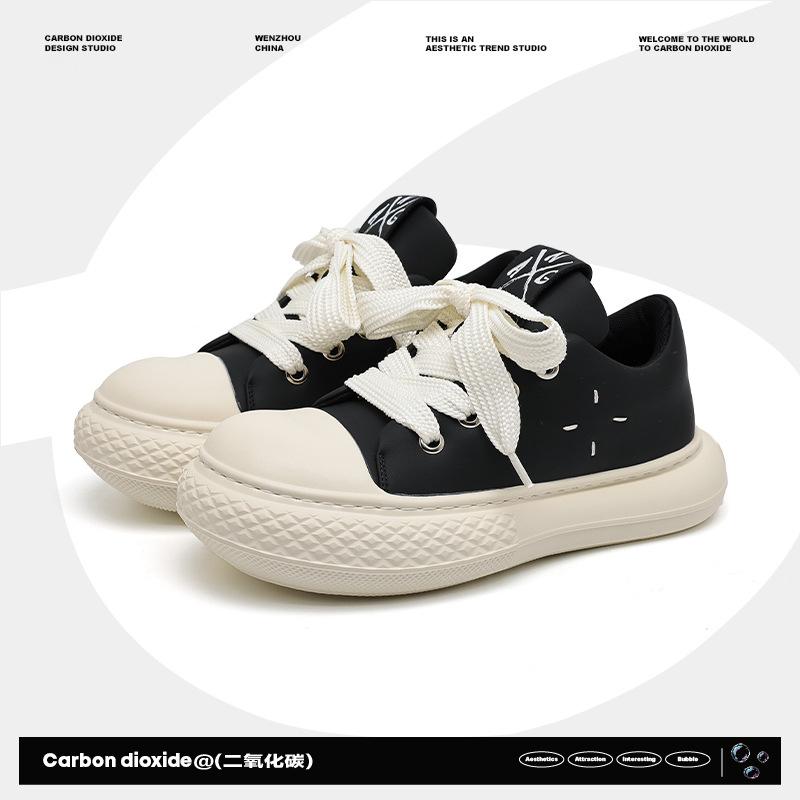 Sommerliche Damenschuhe mit dicker Sohle, die den Kopfbereich erhöhen und vielseitig einsetzbar sind – ideal für Freizeit und Sport.