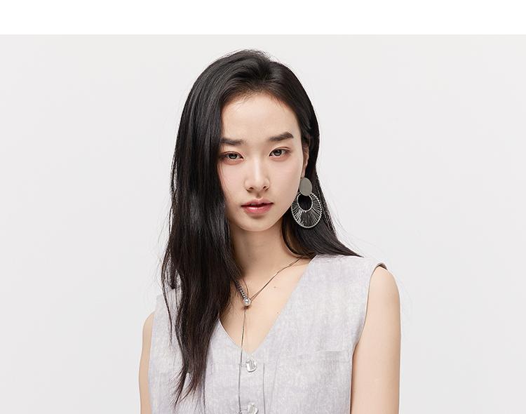 V-neck short commuting suit vest for women in 2026 summer, with a high-end feel. Thin and versatile jacket for wearing outside