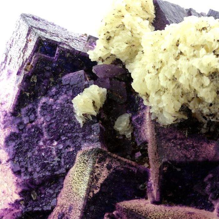 Pierres et Minéraux. Fluorite + Sphalerite + Baryte. 8642.5 ct. (1.73 kg) Elmwood mine, Carthage, Tennessee, USA.