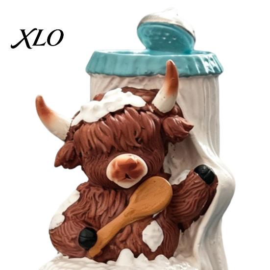 Animal Lover Gifts Highland Cow Bathroom Figurine, Resin Scottish Calf Bathing Statue, Funny Durable Figurine Farmhouse Ornament for Home Office