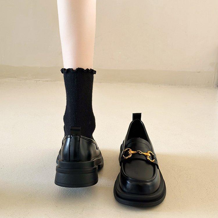 

Маленькие кожаные туфли в британском стиле женские 2025 новые универсальные лоферы на платформе женские летние на толстом каблуке одинарные туфли показывают маленькую ножку 40