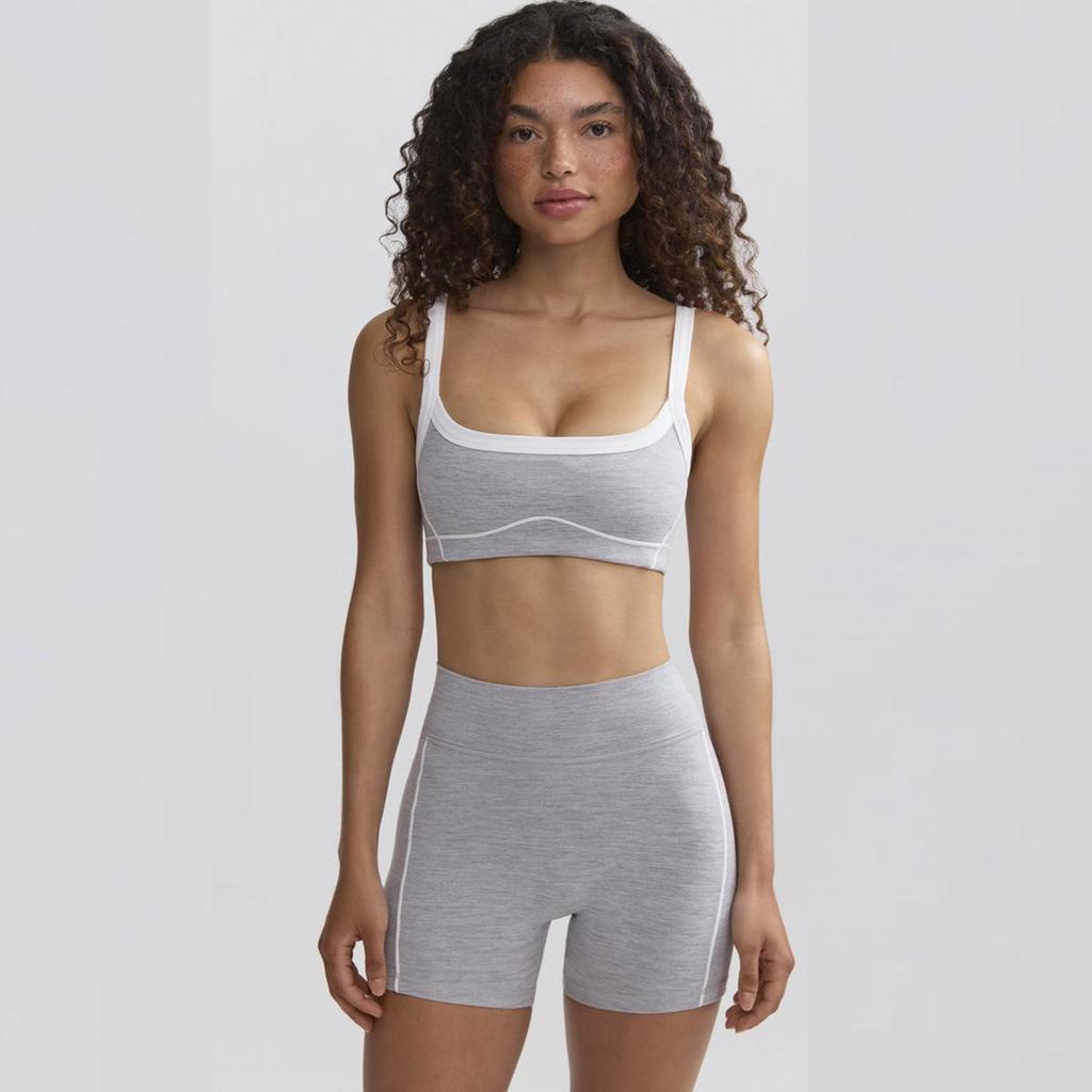 Yoga-Set in Kontrastfarbe: Hochelastischer Sport-BH und ausgestellte Hose mit Hüftlifting