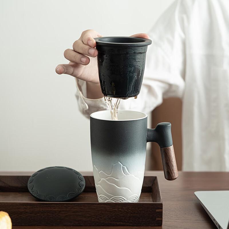 OLOEY Ceramic Mug with Lid and Wooden Handle