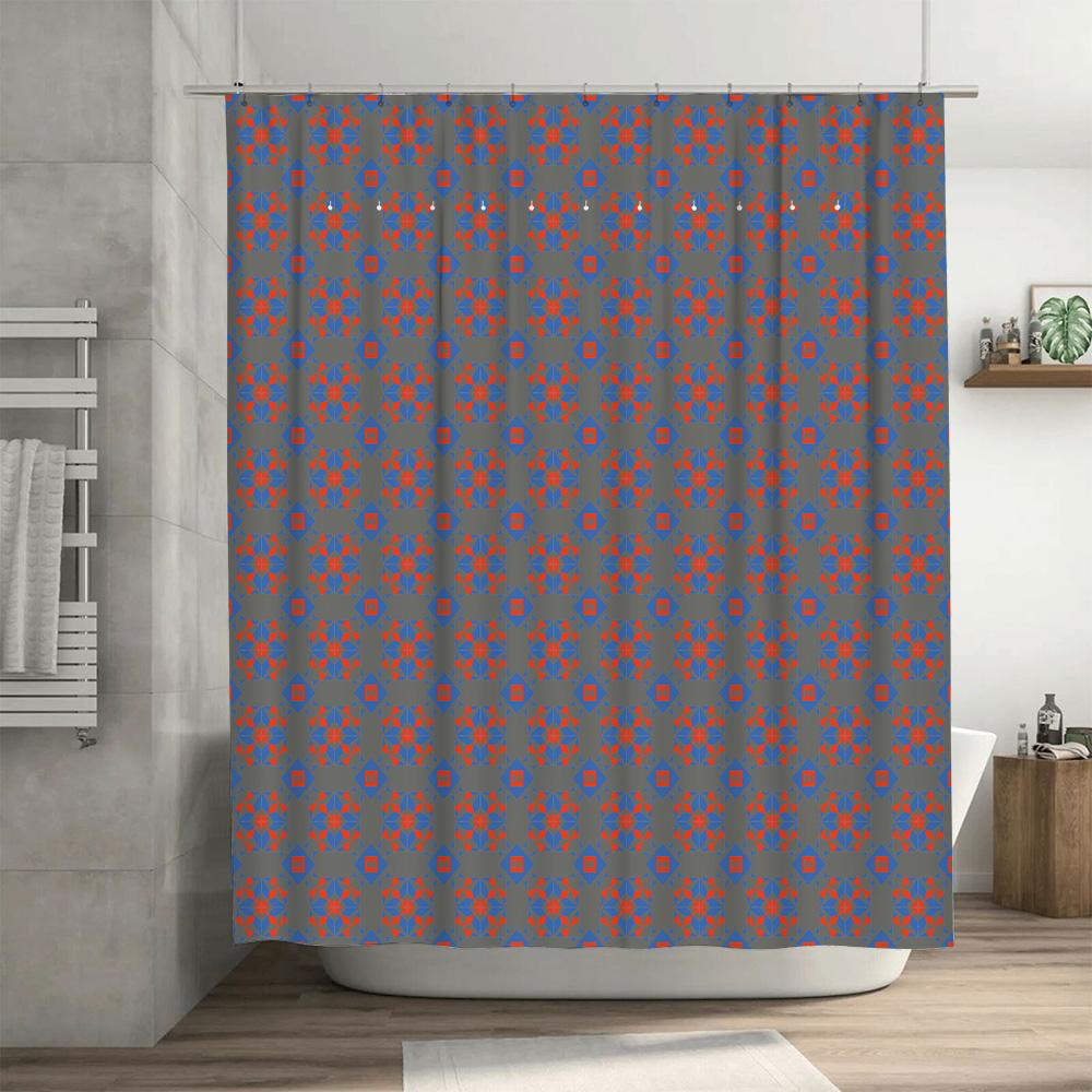 Dekorieren Sie Ihr Badezimmer mit diesem stilvollen Duschvorhang mit einem auffälligen rot-blauen Muster auf grauem Hintergrund.