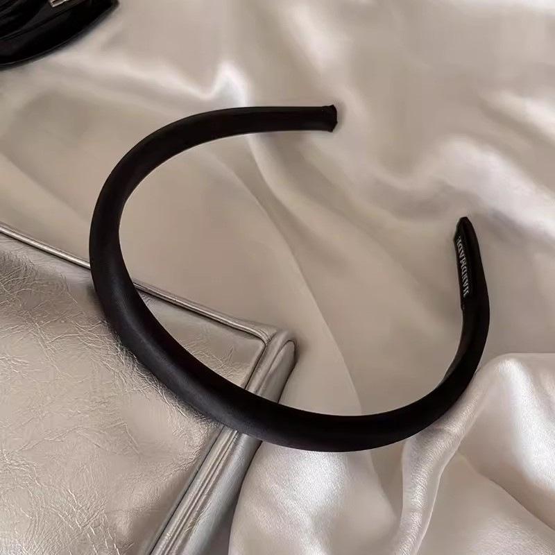 

Versatile Women s 2024 Satin Headband & Stylish Hair Clip Set for Face Washing and Going Out чорний