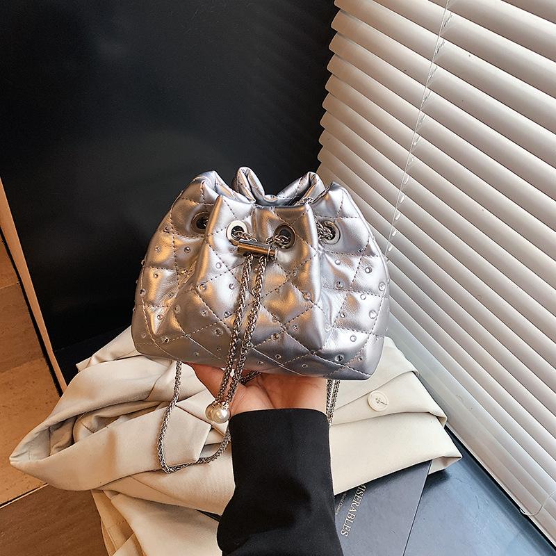 Niche portable bucket bag women's spring new fashion diamond chain bag high value messenger bag