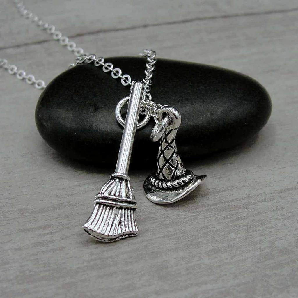 Gotische Besen- und Hut-Anhänger Halskette - Hexen Schmuck Zubehör - Halloween-Themen Halskette