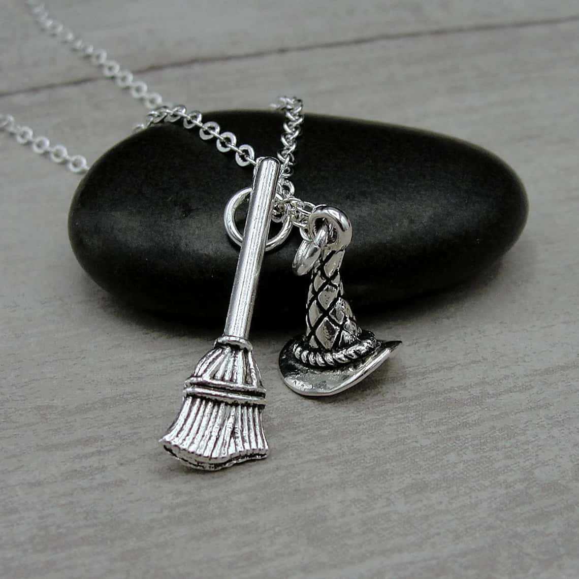 

Готическое ожерелье-подвеска «Метла и шляпа» - Аксессуары для ведьм - Ожерелье на тему Хэллоуина