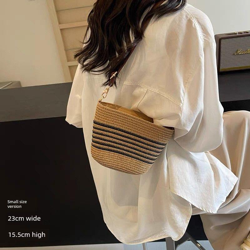 

Compiled Straw Bag 2025 Summer New Arrival Work Clothing Large Capacity Stripes Single Room Easiest for Match Fashion Beach Bag Ladies Khaki [intermediate Stripes small size]]