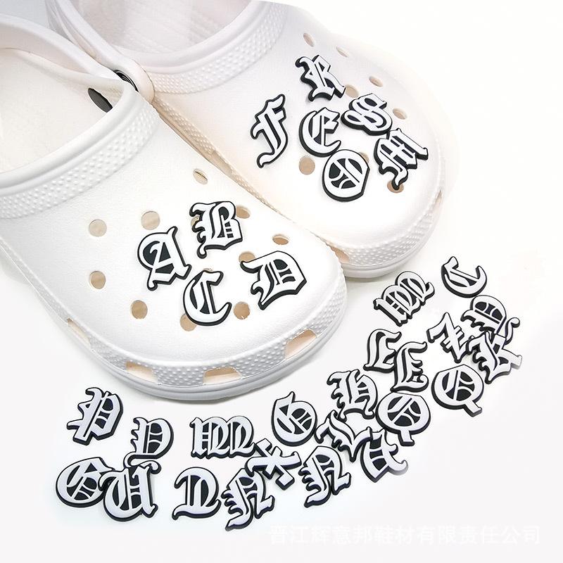 1 StückNeuer Stil Anhänger Altenglischer Buchstabe PVC Loch Schuh Schuhe Blume Silberner Buchstabe Schuhe Anhänger Schuhe Dekoratives Zubehör