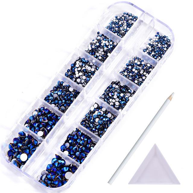 

Набор из 12 сеток, стеклянный плоский бриллиант, стразы, украшения для нейл-арта, смешанные аксессуары для самостоятельного изготовления бриллиантов, бесплатная алмазная ручка, треугольный диск. Nail Art 12-grid box, about 2100 pcs/box