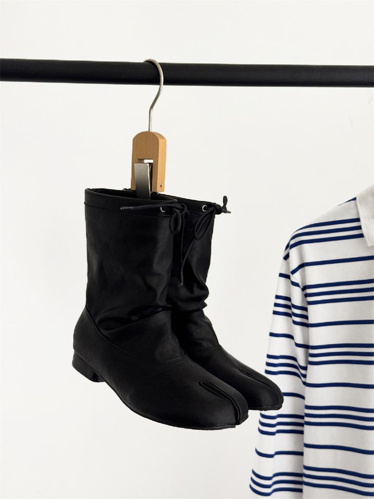 Niche design versatile retro split-toed boots women's winter square head strap short boots niche versatile fashion boots women