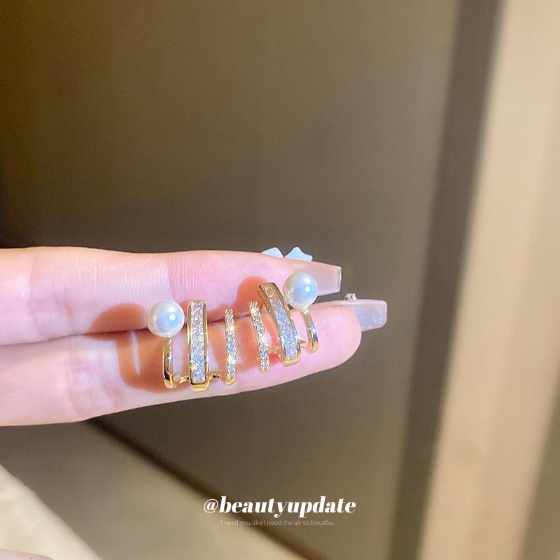 Silver needle zircon diamond pearl claw earrings Japanese and Korean niche design temperament earrings simple fashion earrings women
