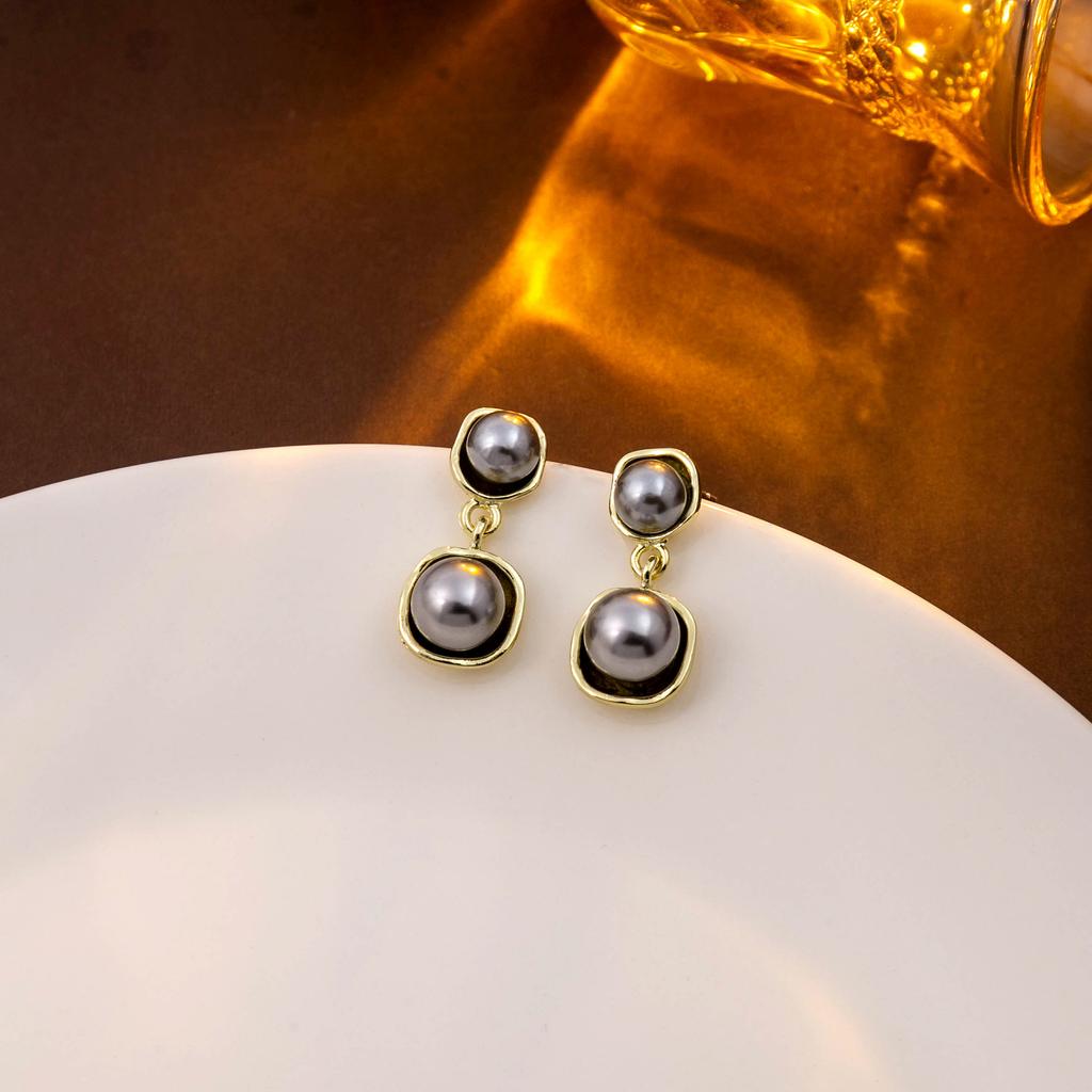 French Retro Temperament Irregular Gray Pearl Earrings, Light Luxury High-End Simple Earrings