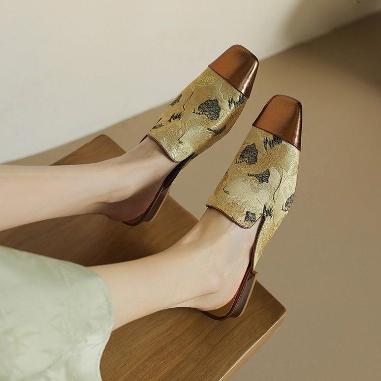 

Baotou half slippers women s embroidery thick heel high-end low heel color matching cool slippers with skirt 35 шампанського
