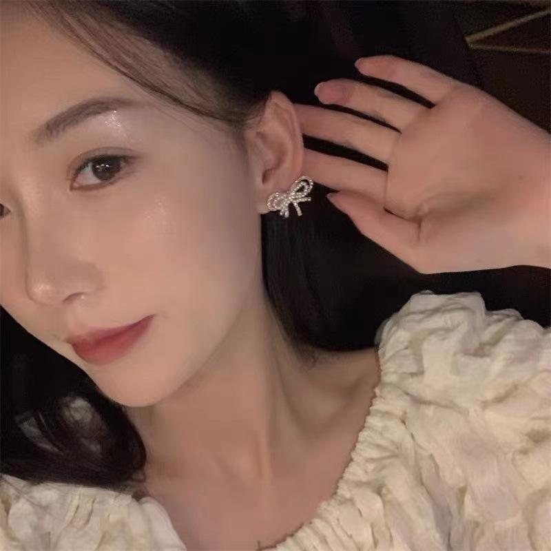 Elegant Pearl Bow Earrings: Chic, Trendy, and Exquisite Design for a High-End, Sophisticated Look.