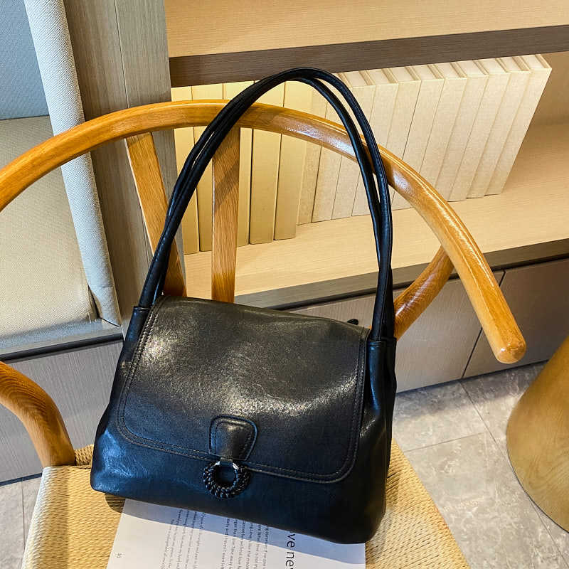 Large-capacity messenger bag women's spring and summer versatile 2025 new casual shoulder underarm bag work commuter tote bag